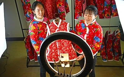年轻人开始“整顿”服装界？咋就开始钟情军大衣和花棉袄